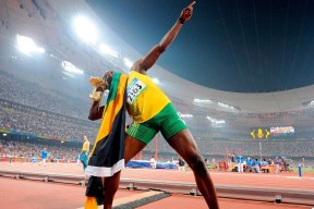 爱游戏app下载-主力中锋持续输出进球效率居高不下助力球队稳定前行，中锋进攻时该怎么做