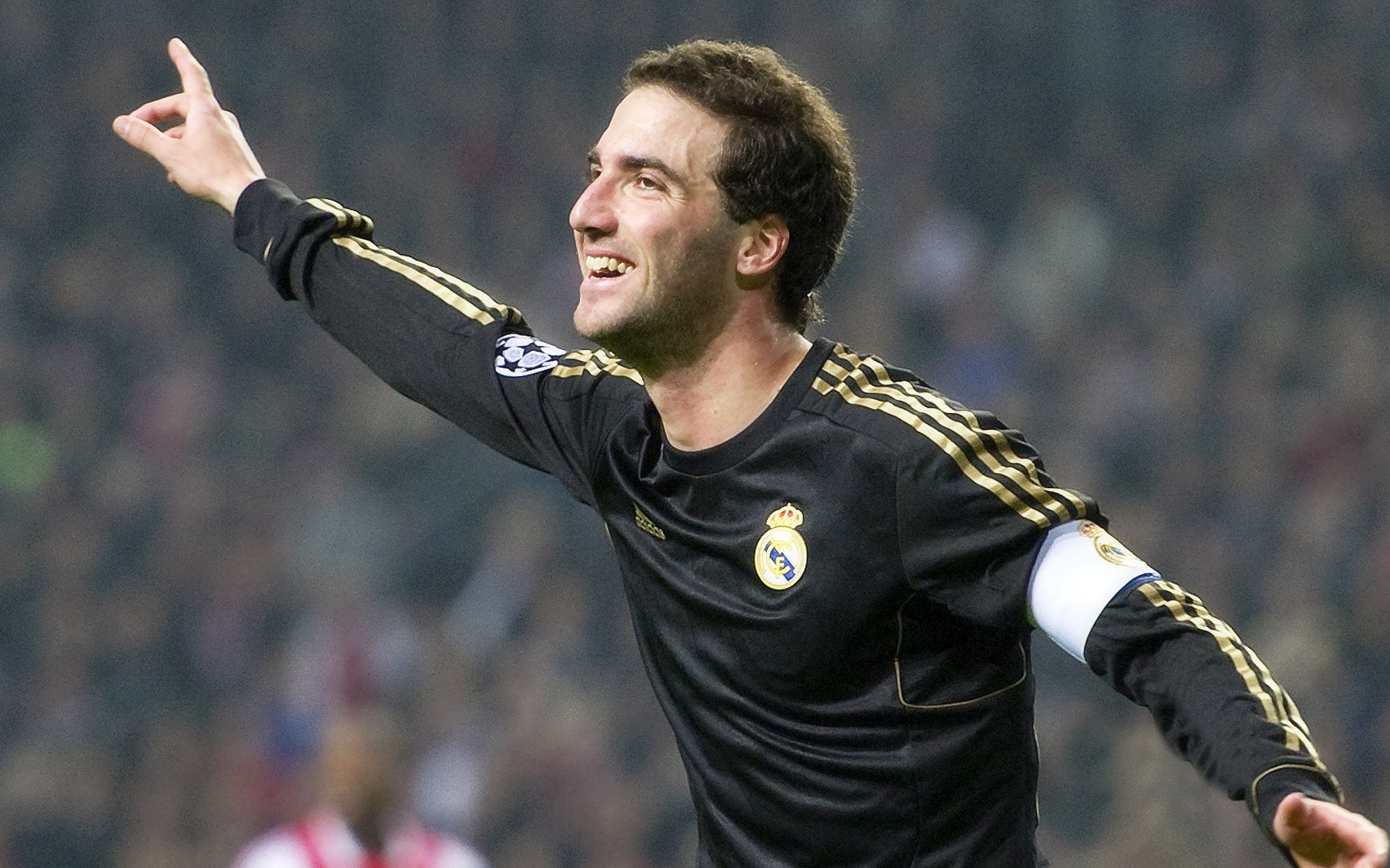 爱游戏官网充值-_彩色城锁跑：在城市墙壁留下奔跑的轨迹_，彩色城市图片大全