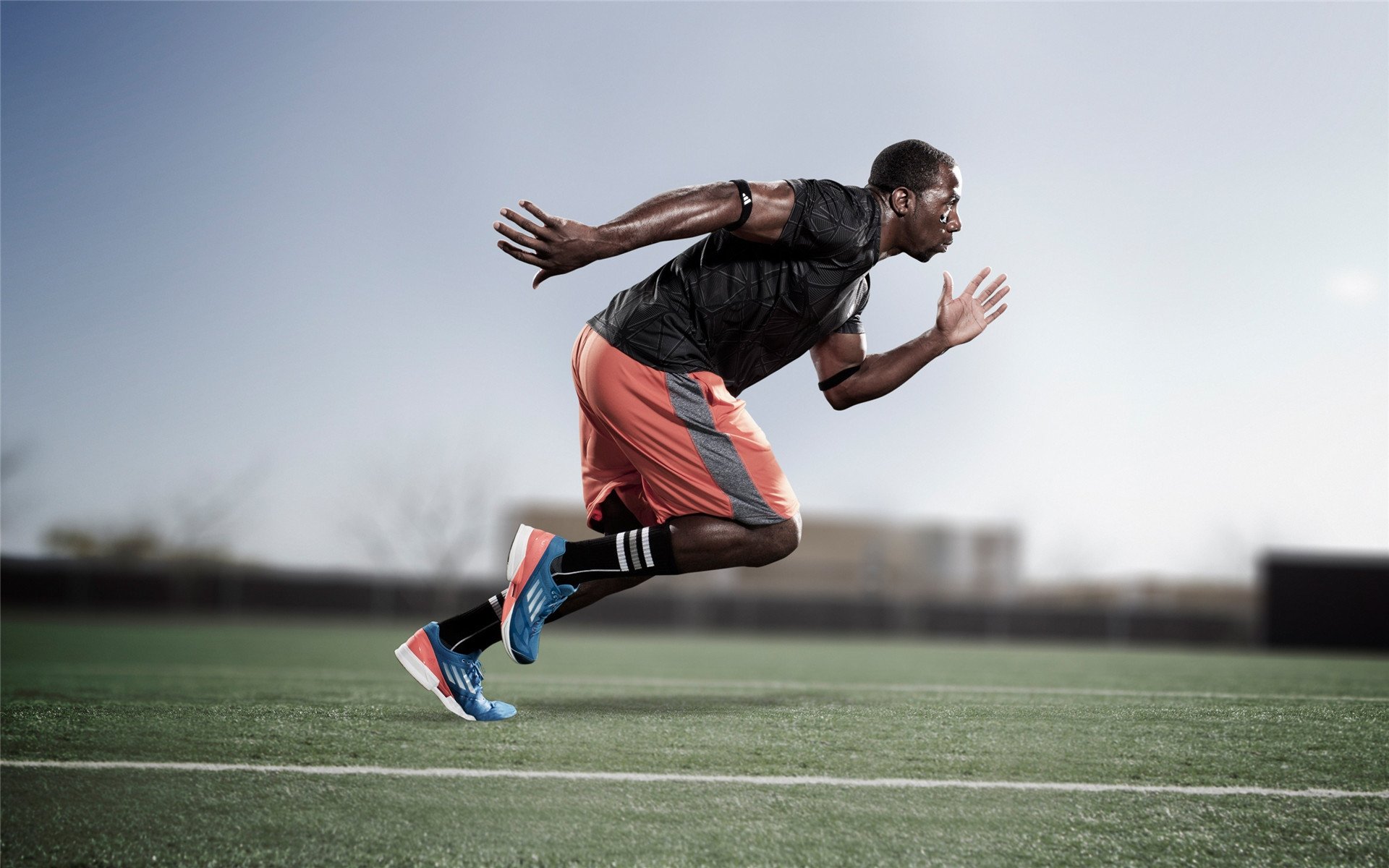 爱游戏娱乐平台-英超战术演变趋势：高压逼抢与快速反击并重，英超高位压迫